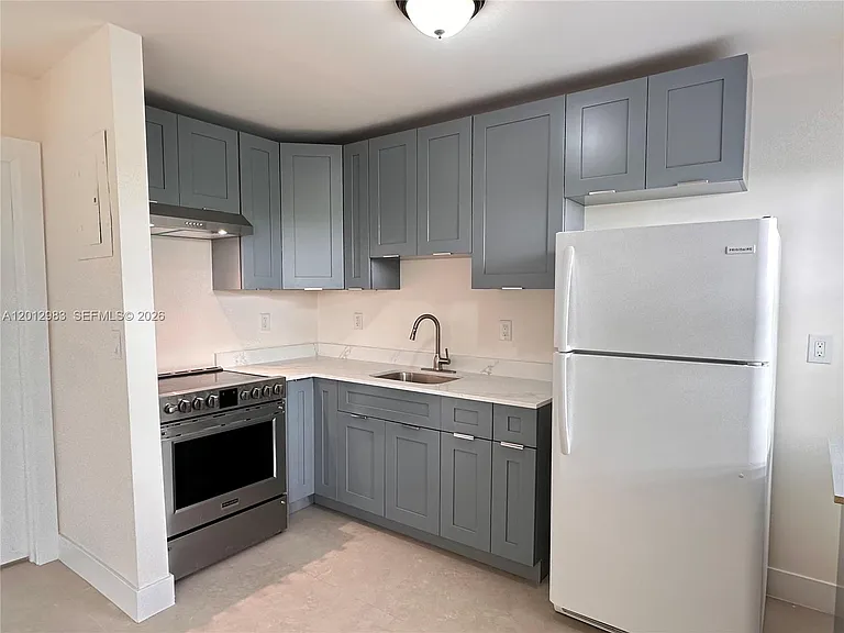 1021 SW 3rd St #4 — Photo 2