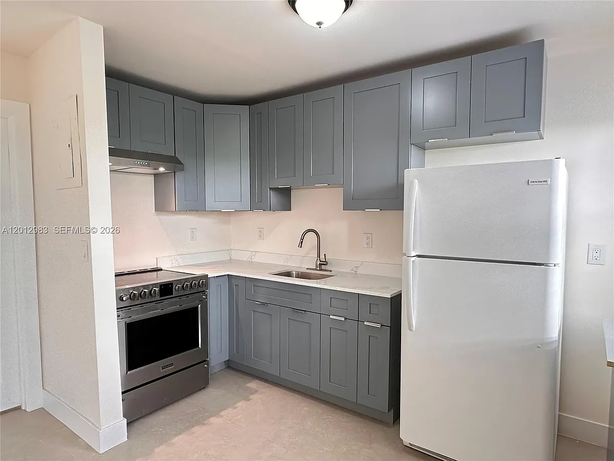 Building Photo - 1021 SW 3rd St #4