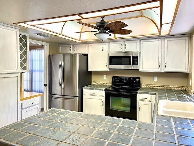 405 E Marigold Ln — Photo 4