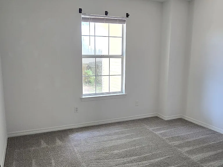 1087 New Haven Dr — Photo 8