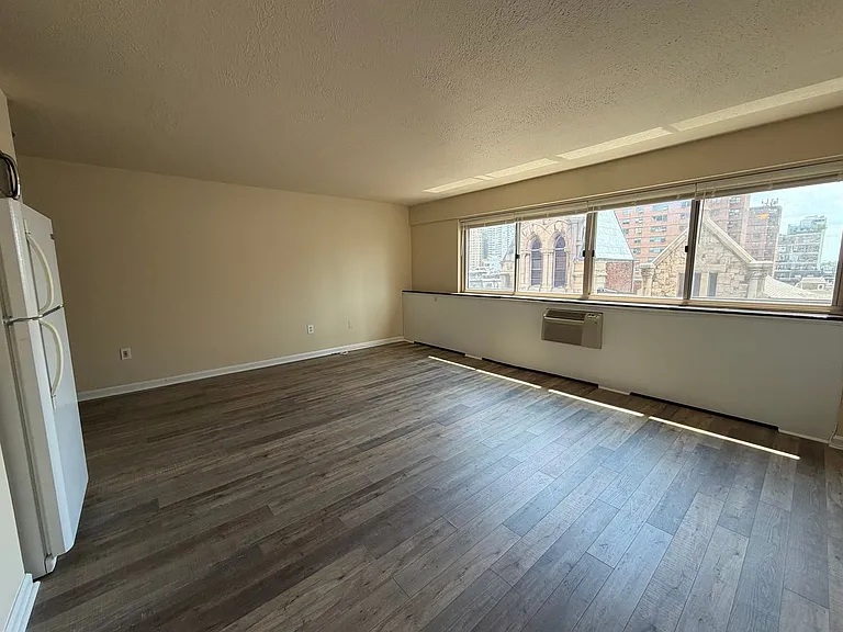 2101-17 Chestnut St #814 — Photo 3