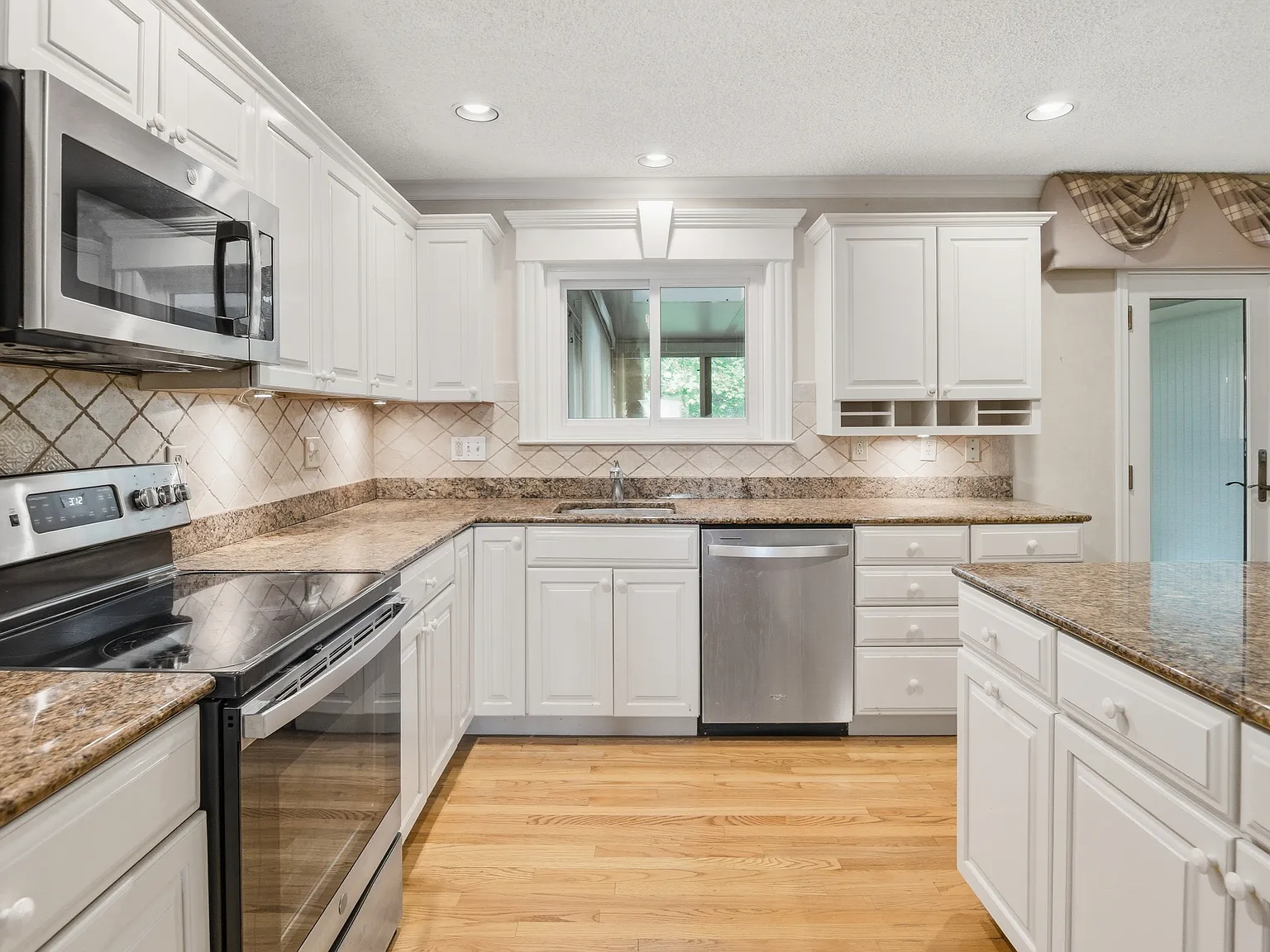 3 bed, 3.5 bath, 3076 sqft, $3,650 — Photo 1
