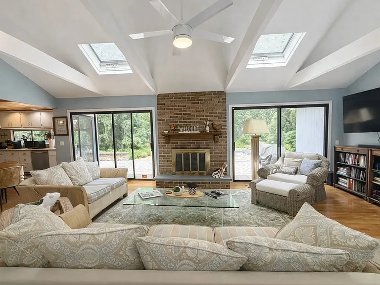 27 Wooded Oak Ln — Photo 3
