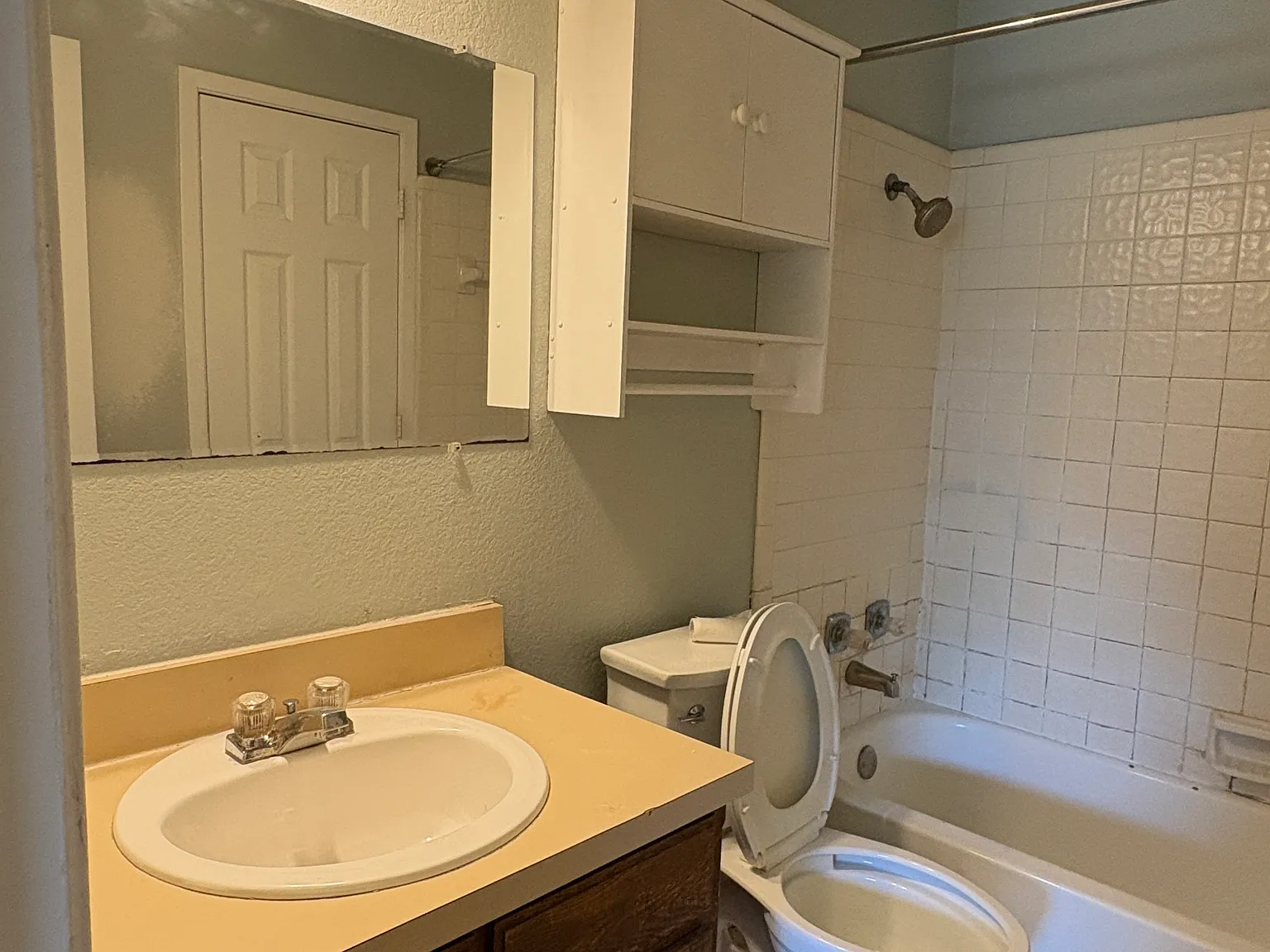 2 bed, 1.5 bath, 985 sqft, $1,365 — Photo 2