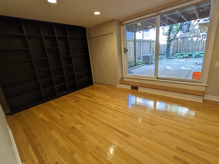 1208 W Fletcher St — Photo 4