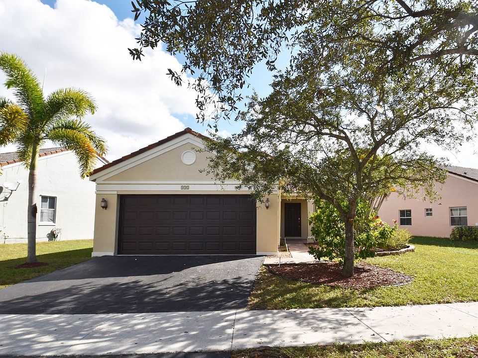 1st image of 832 Sand Creek Cir