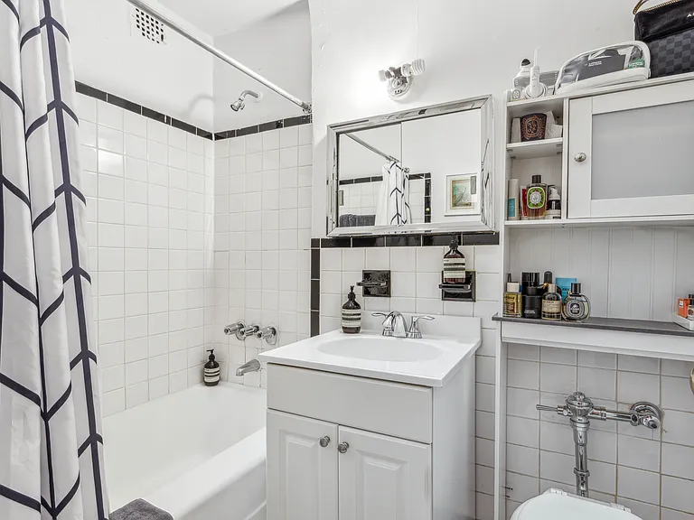 165 Christopher St #5B — Photo 5