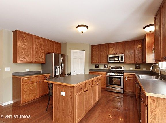 3rd image of 1900 Applewood Dr