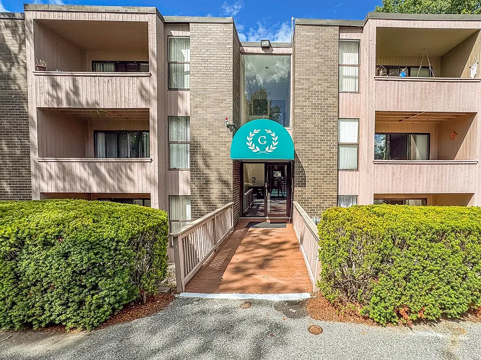 2 Shrewsbury Green Dr #J