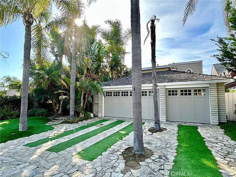 1137 Marine Dr — Photo 32