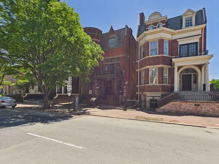7 East Franklin — Photo 40