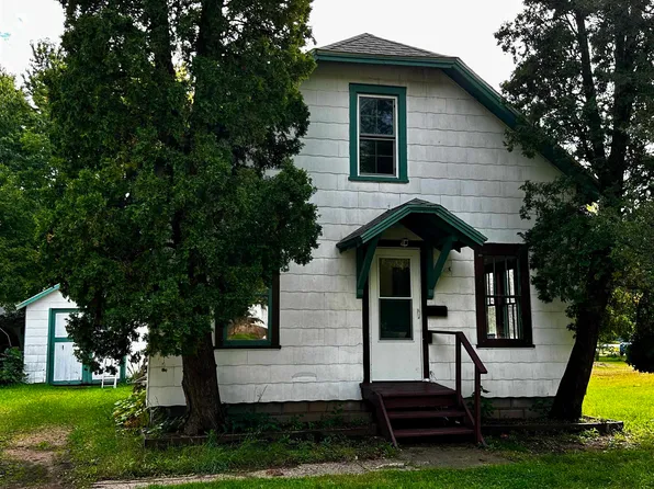 809 9th St, Waupaca, WI 54981