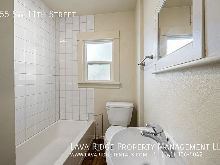 655 SW 11th St — Photo 11