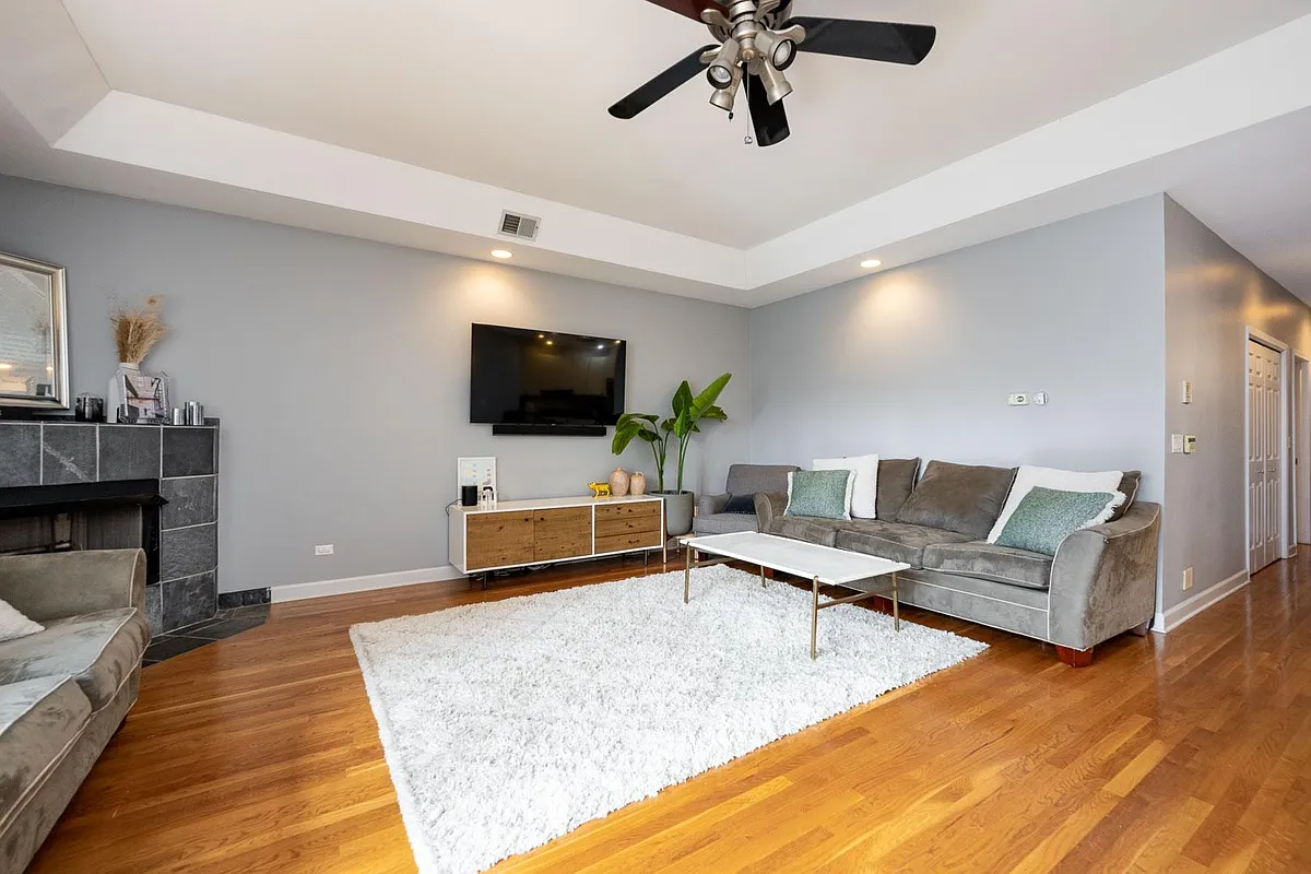 Building Photo - 816 W Hubbard St #3