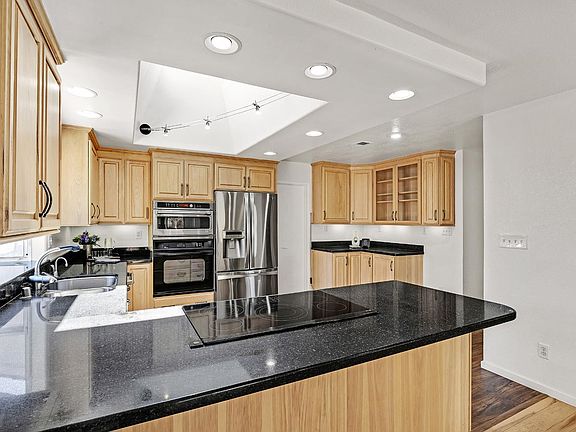 4th image of 1551 Martindale Dr