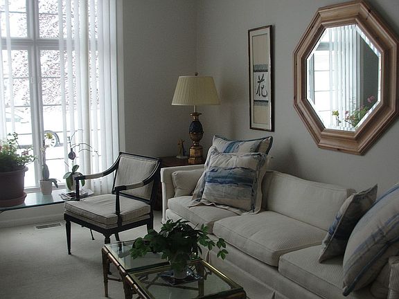 4th image of 100 Mapleton Dr