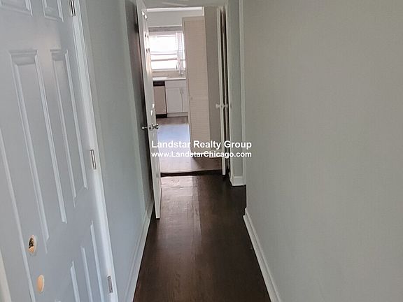3rd image of 1327 W Sherwin Ave #1N