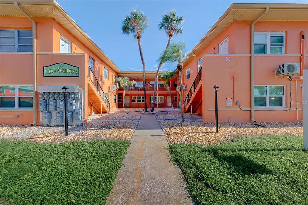 2 bed, 1.0 bath, 835 sqft, $5,800 — Photo 1
