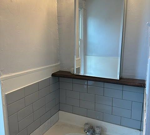 4th image of 426 W 27th St APT 1
