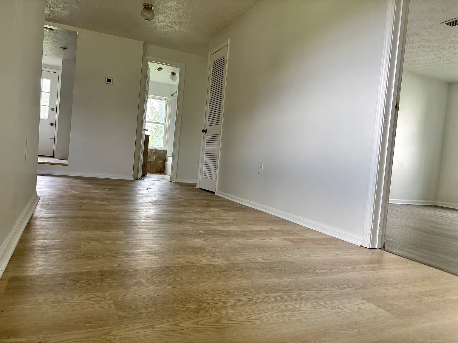 3 bed, 1120 sqft, $1,900 — Photo 2