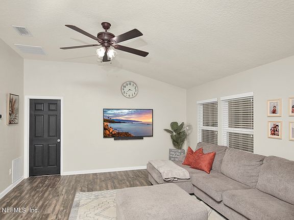 5th image of 583 WORCESTER Court