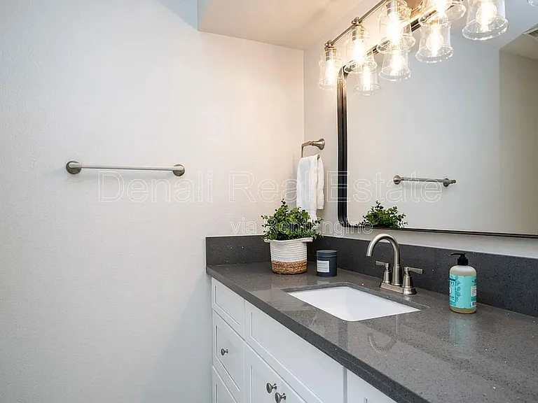 1329 S Mitchell Dr — Photo 11