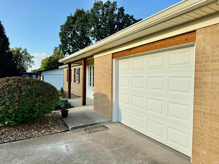 404 S Hickory Dr — Photo 5