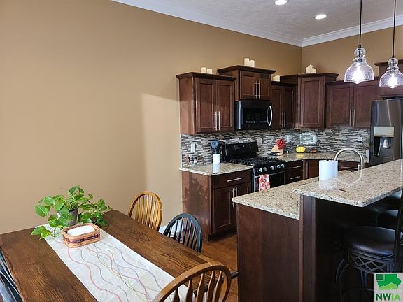3rd image of 3811 Park Pl