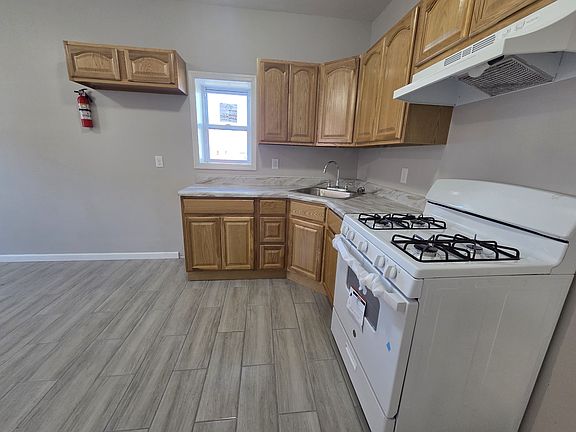 3rd image of 562 Bond St APT 4