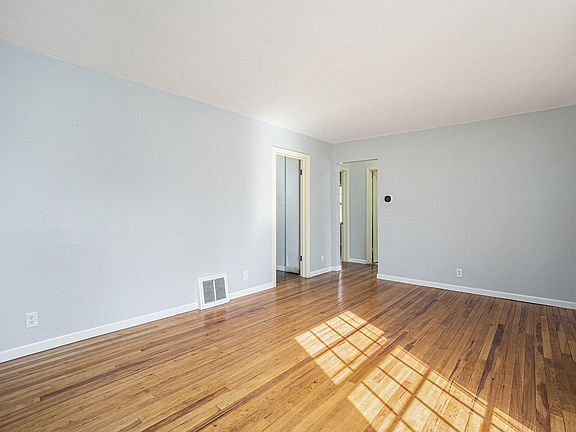 4th image of 1515 Roseland Ave