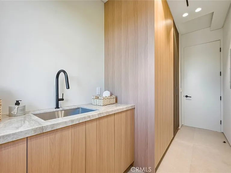 4900 Valjean — Photo 37
