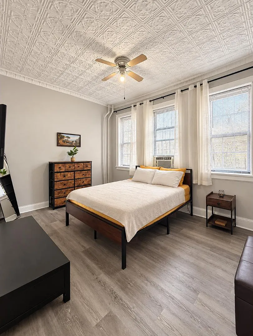 2 bed, 1.0 bath, 2250 sqft, $1,815 — Photo 1