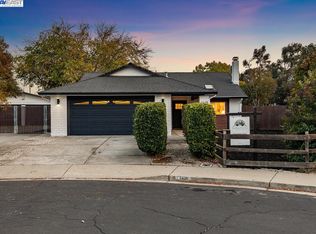 1418 Honeysuckle Rd, Livermore, CA 94551