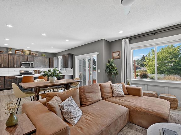 5th image of 1367 Troy Ln