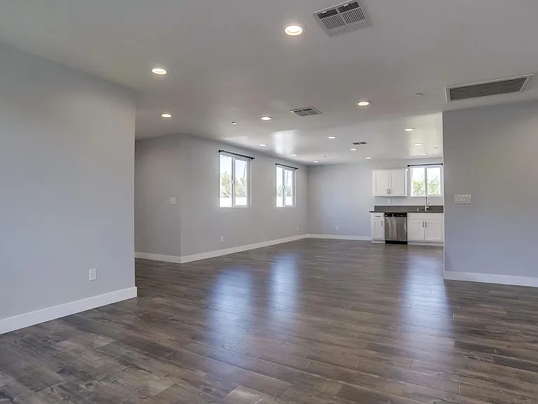 5258 1/2 E Oakland St — Photo 3