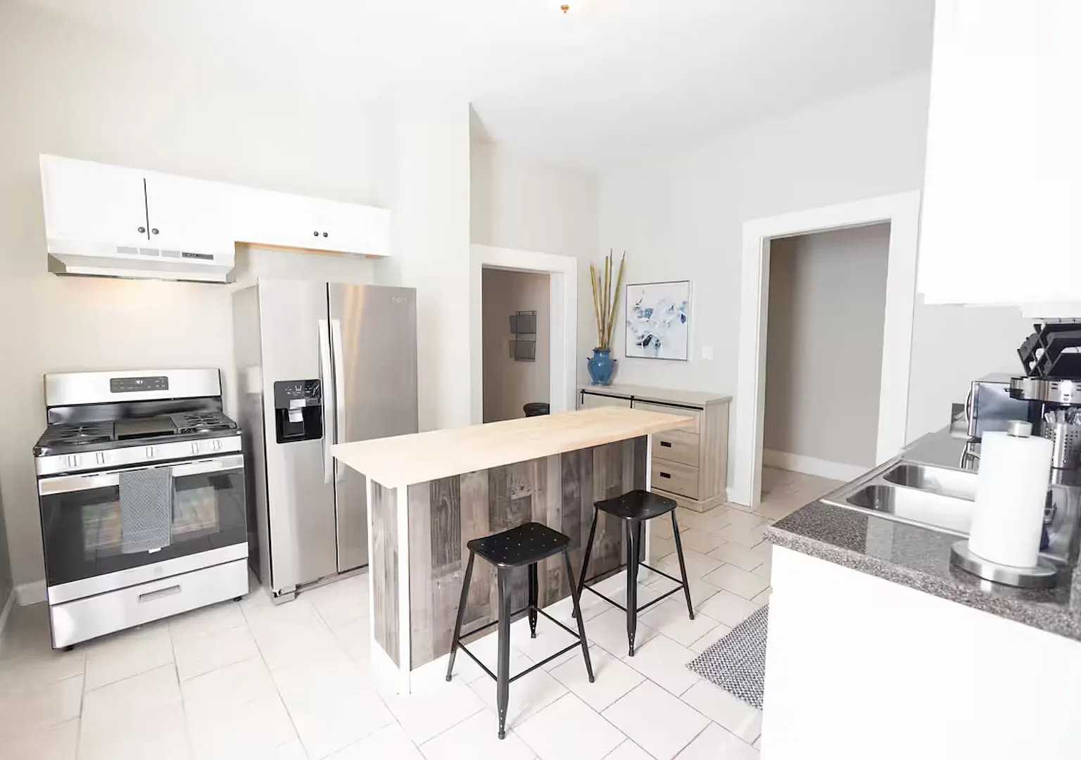 3 bed, 2.0 bath, 2236 sqft, $3,500 — Photo 4