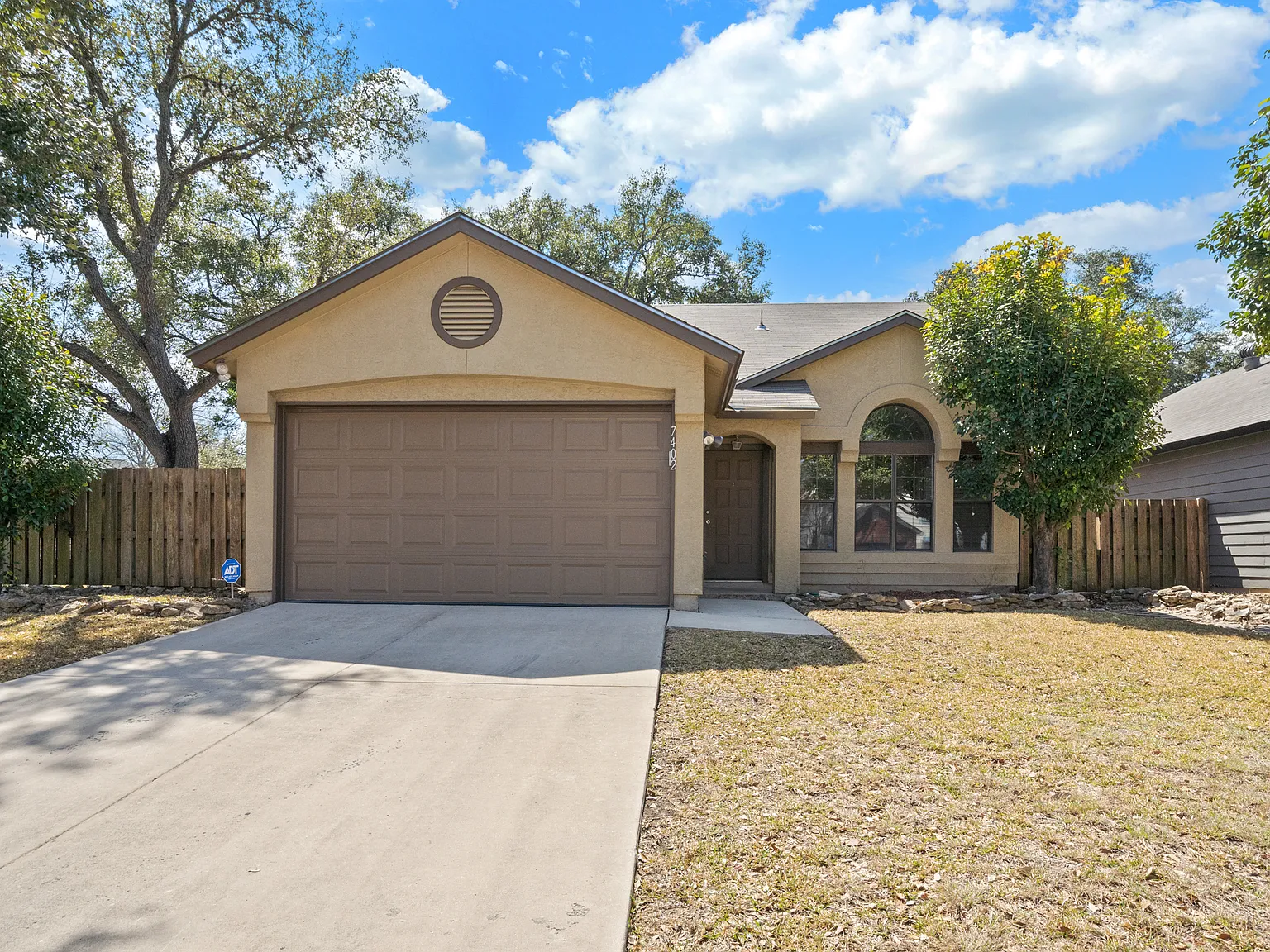 Charming 3-Bed Home with Fenced Yard, Garage, and Modern Comforts in San Antonio — Photo 2