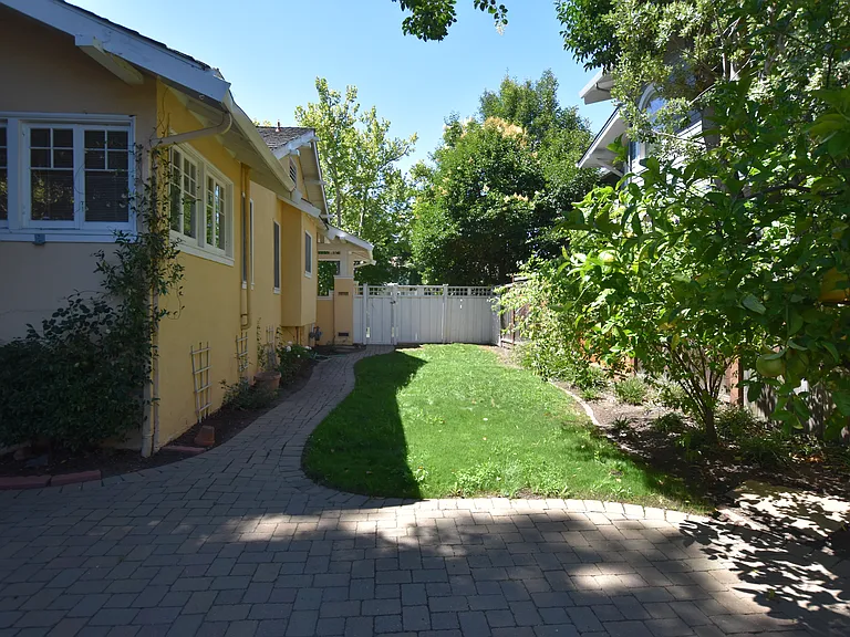 1635 Brewster Ave — Photo 20