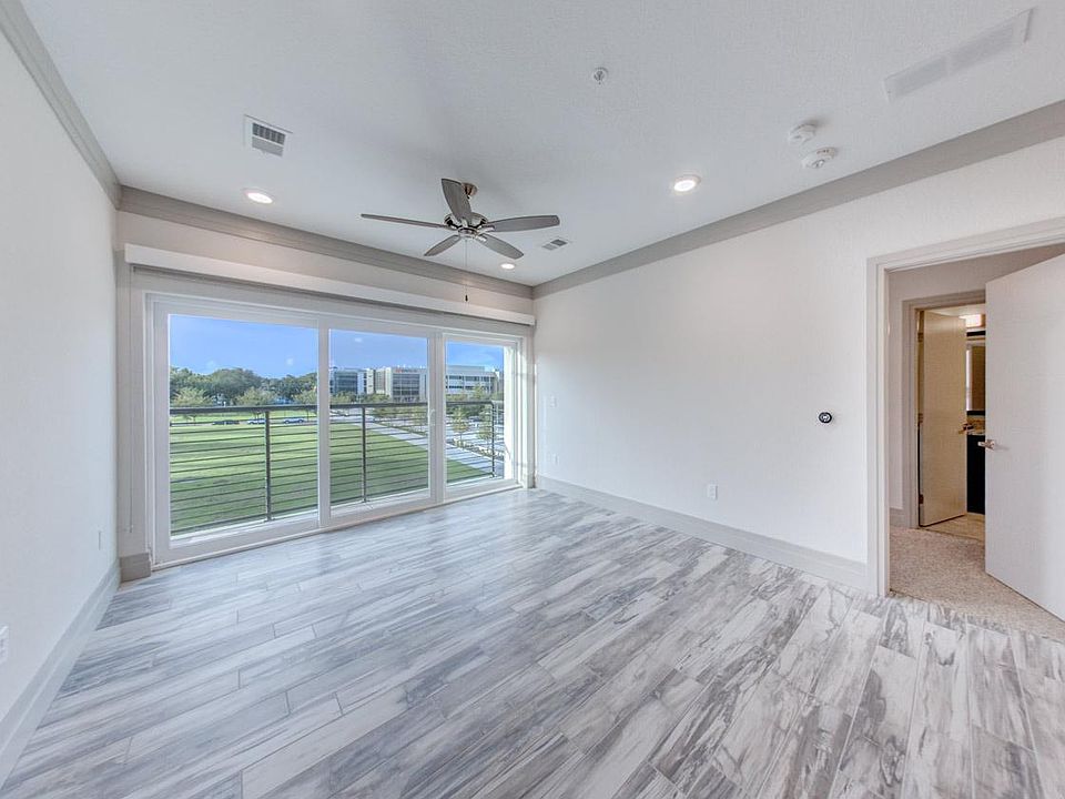 1st image of 925 SW 4th Ave #406