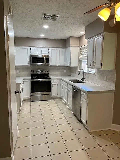 3 bed, 2.0 bath, 1605 sqft, $2,300 — Photo 3