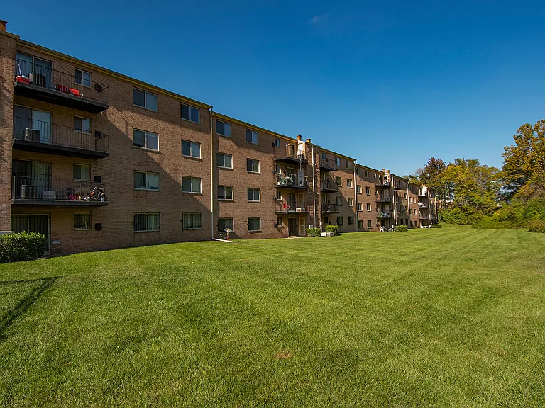 Glen Willow Apartments Building Exterior 06