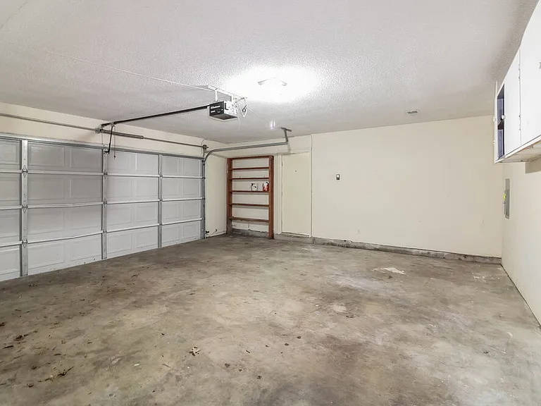 1104 Fox Trace Cv — Photo 15