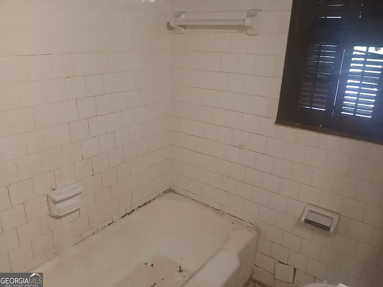 1387 Dewey St — Photo 5
