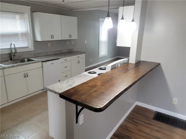 140 7th St NW, Barberton, OH 44203