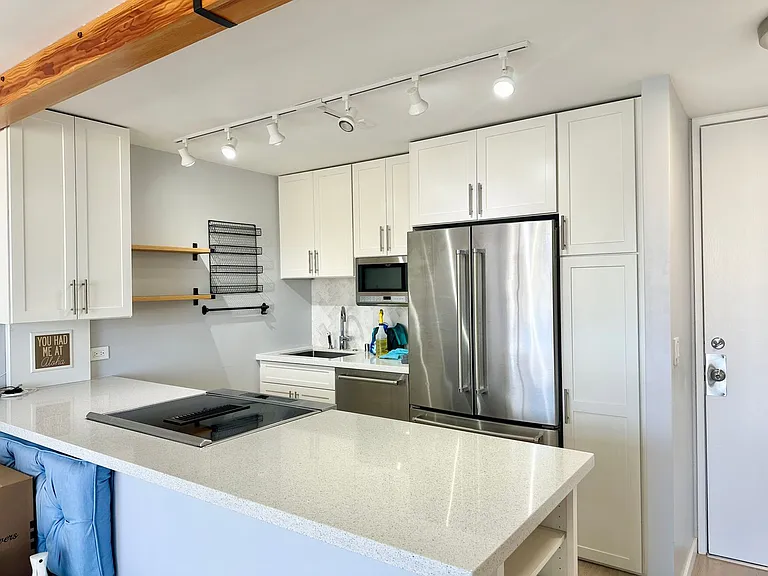 411 Hobron Ln #1812 — Photo 2