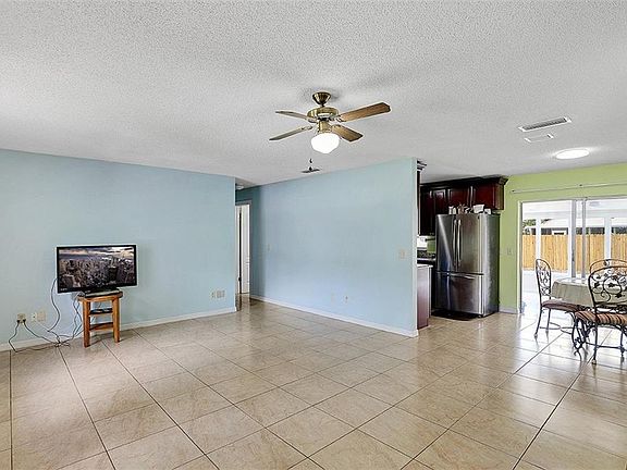 3rd image of 9905 Twin Oaks Ln