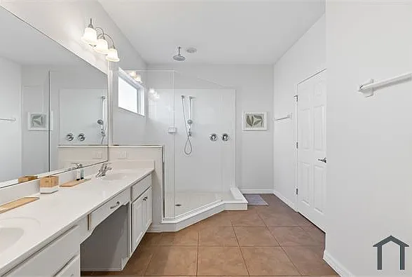 4445 Shiva Loop #4445 — Photo 28
