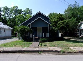 405 W 6th St, Bonham, TX 75418