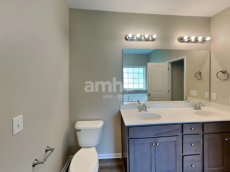 913 Beverly Ct — Photo 12