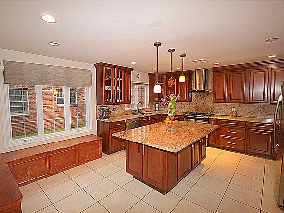 4th image of 30 Brokaw Ln